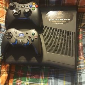 XBOX 360 CONSOLE W/2 WIRELESS CONTROLLERS &CABLES